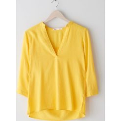 Koszula z dekoltem V neck - Żółty. Żółte koszule damskie Sinsay, xs, bez wzorów, bez kołnierzyka, bez rękawów. W wyprzedaży za 19,99 zł.