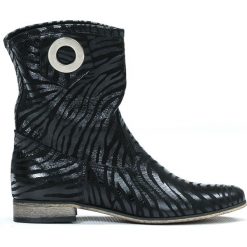 Wsuwane botki na niskim obcasie - skóra naturalna - model 270 - kolor czarny zebra. Czarne botki damskie Zapato, ze skóry, klasyczne, na niskim obcasie, bez zapięcia. W wyprzedaży za 319,20 zł.