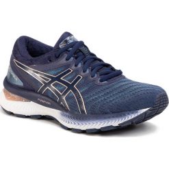 Buty ASICS - Gel-Nimbus 22 1012A587 Grey Floss/Peacoat 401. Niebieskie buty sportowe damskie Asics, bez wzorów, z tworzywa sztucznego, sportowe, do biegania. Za 749,00 zł.