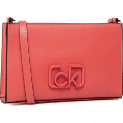 Torebka CALVIN KLEIN - Signature Ew Cossbody K60K606504 Red XA4. Czerwone listonoszki damskie Calvin Klein, bez wzorów, ze skóry ekologicznej, bez dodatków. W wyprzedaży za 279,00 zł.