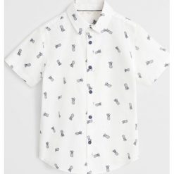 Mango Kids - Koszula dziecięca Finch 110-128 cm. Białe koszule chłopięce Mango Kids, bez wzorów, z bawełny, klasyczne, z klasycznym kołnierzykiem, z krótkim rękawem, krótkie. W wyprzedaży za 55,90 zł.