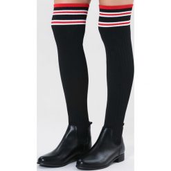 Czarne Kozaki Solidity. Czarne kozaki damskie vices, ze skóry, za kolano, bez obcasa, na płaskiej podeszwie, bez zapięcia. Za 149,99 zł.