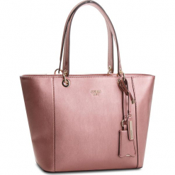 Torebka GUESS - Kamryn HWMR66 91230 MRO. Czerwone torebki klasyczne damskie Guess, z aplikacjami, ze skóry ekologicznej. W wyprzedaży za 499,00 zł.