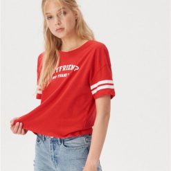 Luźny t-shirt w stylu college - Czerwony. Czerwone t-shirty damskie Sinsay, s, bez wzorów, bez kołnierzyka. Za 24,99 zł.
