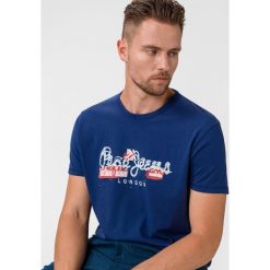 Pepe Jeans Koszulka Niebieski. Niebieskie podkoszulki męskie Pepe Jeans, l, z nadrukiem, z bawełny, bez kołnierzyka, z krótkim rękawem, krótkie. Za 180,95 zł.