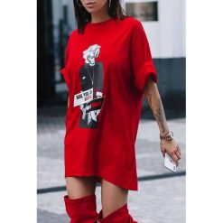 Tunika VONDERA RED. Czerwone tuniki damskie IVET, na co dzień, z nadrukiem, bez kołnierzyka, bez rękawów. W wyprzedaży za 29,00 zł.