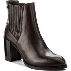 Botki TOMMY HILFIGER - Penelope 17A FW0FW01736 Coffee Bean 212. Brązowe botki damskie na obcasie marki OLAIAN, ze skóry, na średnim obcasie. W wyprzedaży za 409,00 zł.