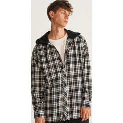 Koszula z kapturem OVERSIZE - Czarny. Czarne koszule męskie Reserved, l, z kapturem. Za 139,99 zł.