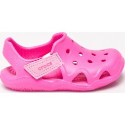 Crocs - Klapki dziecięce. Różowe sandały dziewczęce Crocs, z materiału, bez zapięcia. Za 129,90 zł.