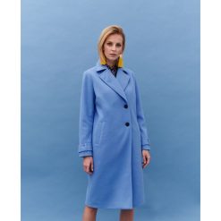 ELEGANCKI PŁASZCZ DAMSKI ZAPINANY NA GUZIKI. Niebieskie płaszcze damskie Top Secret, na lato, w paski, eleganckie. W wyprzedaży za 129,99 zł.