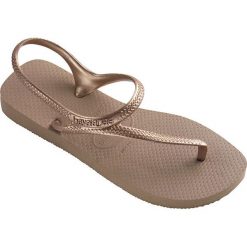 Havaianas - Sandały. Różowe klapki damskie Havaianas, bez wzorów, z materiału, bez obcasa, na obcasie. W wyprzedaży za 79,90 zł.