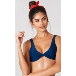 Stroje dwuczęściowe damskie: J&K Swim X NA-KD Góra bikini z wiązaniem z przodu – Blue
