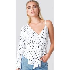 NA-KD Asymetryczna koszula - White,Multicolor. Białe koszule damskie marki NA-KD, z asymetrycznym kołnierzem, z długim rękawem. W wyprzedaży za 60,97 zł.