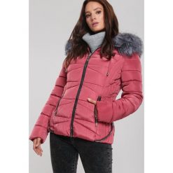 Ciemnoróżowa Kurtka Elwood. Różowe kurtki damskie Renee, na zimę, s, bez wzorów, klasyczne, długie, z kapturem. Za 199,99 zł.