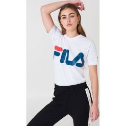 FILA Klasyczny T-shirt z logo - White. Białe t-shirty męskie Fila, z nadrukiem, z bawełny, klasyczne, z klasycznym kołnierzykiem. Za 100,95 zł.