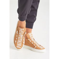SNEAKERSY Patrizia Pepe. Brązowe sneakersy damskie Patrizia Pepe, ze skóry. Za 909,00 zł.