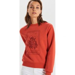 Bluza z motywem - Czerwony. Czerwone bluzy damskie Cropp, s, bez wzorów, bez rękawów, bez kaptura. Za 59,99 zł.