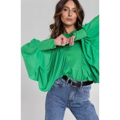 Zielona Bluzka She Comes Again. Zielone bluzki damskie Renee, s, bez wzorów, z tkaniny, ze stójką, z długim rękawem. Za 109,99 zł.