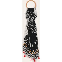 Desigual - Szal. Czarne szaliki damskie Desigual, bez wzorów, z poliesteru. W wyprzedaży za 119,90 zł.