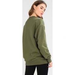 Bluzy męskie: Ivy Park UNISEX BADGE LOGO Bluza moss