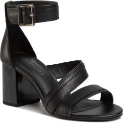Sandały TOMMY HILFIGER - Strappy Md Heel Sandal FW0FW04771 Black BDS. Czarne klapki damskie TOMMY HILFIGER, bez wzorów, ze skóry, bez obcasa, na obcasie. W wyprzedaży za 489,00 zł.