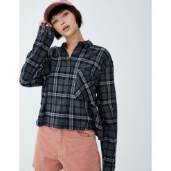 Krótka koszula w kratę. Szare koszule damskie Pull&Bear, bez wzorów, bez kołnierzyka, z długim rękawem. Za 89,90 zł.