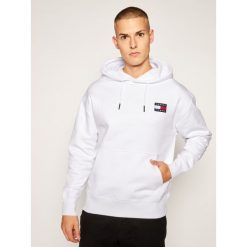 Bluza Tommy Jeans Tjm Badge Hoddie DM0DM06593. Białe bluzy męskie Tommy Jeans, s, bez wzorów, z jeansu, bez kołnierzyka, bez rękawów, bez kaptura. Za 449,00 zł.