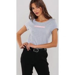 Szaro-Różowy T-shirt Myself. Szare bluzki damskie Renee, s, z nadrukiem, z dzianiny, z okrągłym kołnierzem. Za 49,99 zł.