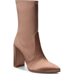 Botki STUART WEITZMAN - Clinger Adobe Stretch Satin. Różowe botki damskie na obcasie marki Public Desire, z materiału. W wyprzedaży za 1719,00 zł.