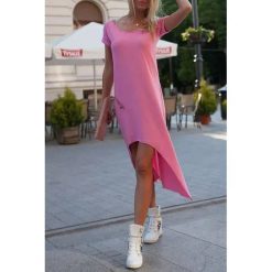 Sukienka RAMERA PINK. Różowe sukienki damskie IVET, na co dzień, na lato, bez wzorów, z asymetrycznym kołnierzem, z krótkim rękawem, krótkie, mini, asymetryczne. W wyprzedaży za 59,00 zł.