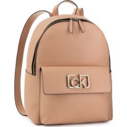 Plecak CALVIN KLEIN - Ck Signature Backpack K60K606033 GEI. Pomarańczowe plecaki damskie Calvin Klein, bez wzorów, ze skóry ekologicznej, klasyczne. W wyprzedaży za 519,00 zł.