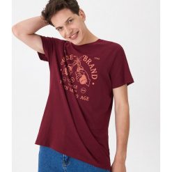 T-shirt z nadrukiem Bordowy. Czerwone t-shirty męskie House, s, z nadrukiem, bez kołnierzyka. W wyprzedaży za 19,99 zł.