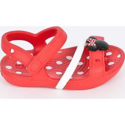 Crocs - Sandały dziecięce. Czerwone sandały dziewczęce Crocs, z gumy, bez zapięcia. W wyprzedaży za 129,90 zł.