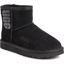 Buty UGG - W Classic Mini Ugg Rubber Logo 1108231 W/Blk. Czarne kozaki damskie Ugg, ze skóry, bez obcasa, bez zapięcia. W wyprzedaży za 619,00 zł.