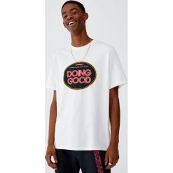 Koszulka z okrągłym logo. Białe koszulki męskie Pull&Bear, m, bez wzorów, z okrągłym kołnierzem, z krótkim rękawem, krótkie. Za 49,90 zł.