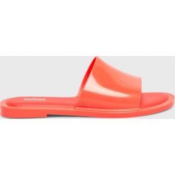 Melissa - Klapki Soul. Pomarańczowe klapki damskie Melissa, bez wzorów, z gumy, bez obcasa, na obcasie. W wyprzedaży za 119,90 zł.