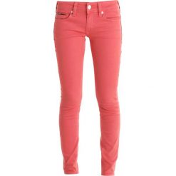 Tommy Jeans LOW RISE SKINNY SOPHIE Jeans Skinny Fit spicy coral. Pomarańczowe jeansy damskie marki Tommy Jeans, z bawełny. W wyprzedaży za 449,25 zł.
