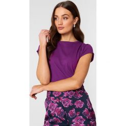 NA-KD Basic T-shirt z surowym wykończeniem - Purple. Fioletowe t-shirty damskie marki NA-KD Basic, bez wzorów, z bawełny, z okrągłym kołnierzem. W wyprzedaży za 21,18 zł.