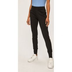 Lacoste - Spodnie. Czarne spodnie damskie Lacoste, z elastanu. W wyprzedaży za 429,90 zł.