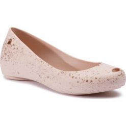 Baleriny MELISSA - Ultragirl Splash Ad 32534 Pink/Metallic Pink 52902. Różowe baleriny damskie Melissa, bez wzorów, z tworzywa sztucznego, klasyczne, bez obcasa, na płaskiej podeszwie. Za 259,00 zł.