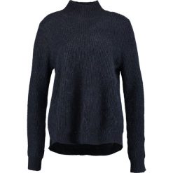 Swetry klasyczne damskie: mbyM Sweter night sky black melange