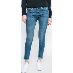 Vero Moda - Jeansy. Niebieskie jeansy damskie rurki marki Vero Moda, z aplikacjami, z elastanu. W wyprzedaży za 139,90 zł.
