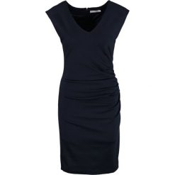 Kaffe INDIA V NECK Sukienka etui midnight marine. Niebieskie sukienki Kaffe, xs, z dżerseju, marine. Za 369,00 zł.