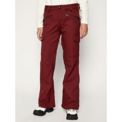 Spodnie snowboardowe Volcom Grace Stretch H1352007. Czerwone spodnie damskie Volcom, l, z poliesteru. W wyprzedaży za 399,00 zł.