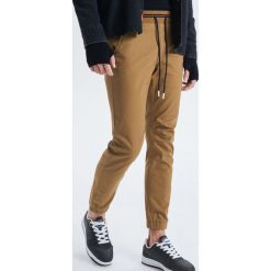 Spodnie slim jogger - Beżowy. Brązowe joggery męskie marki Cropp, m. Za 119,99 zł.