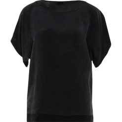 DRYKORN SOMIA Bluzka black. Czarne bluzki damskie DRYKORN, bez wzorów, z materiału, bez kołnierzyka, bez rękawów. Za 379,00 zł.