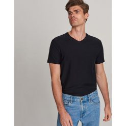T-shirt z dekoltem w serek - Czarny. Czarne t-shirty męskie Reserved, xl, bez wzorów, z dekoltem w serek. W wyprzedaży za 19,99 zł.