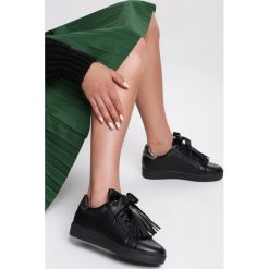Czarne Sneakersy Murmurous. Czarne sneakersy damskie Renee, z satyny. Za 69,99 zł.