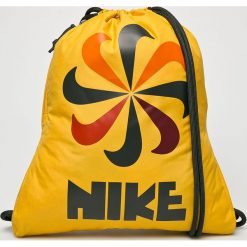 Nike Sportswear - Plecak. Żółte plecaki damskie Nike Sportswear, z nadrukiem, z poliesteru. W wyprzedaży za 39,90 zł.