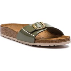 Klapki BIRKENSTOCK - Madrid Bf 1013078 Khaki. Zielone klapki damskie marki Birkenstock, bez wzorów, ze skóry ekologicznej, bez obcasa. Za 249,00 zł.